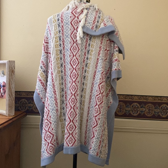 CAbi 5001 Siesta Poncho - Picture 6 of 7